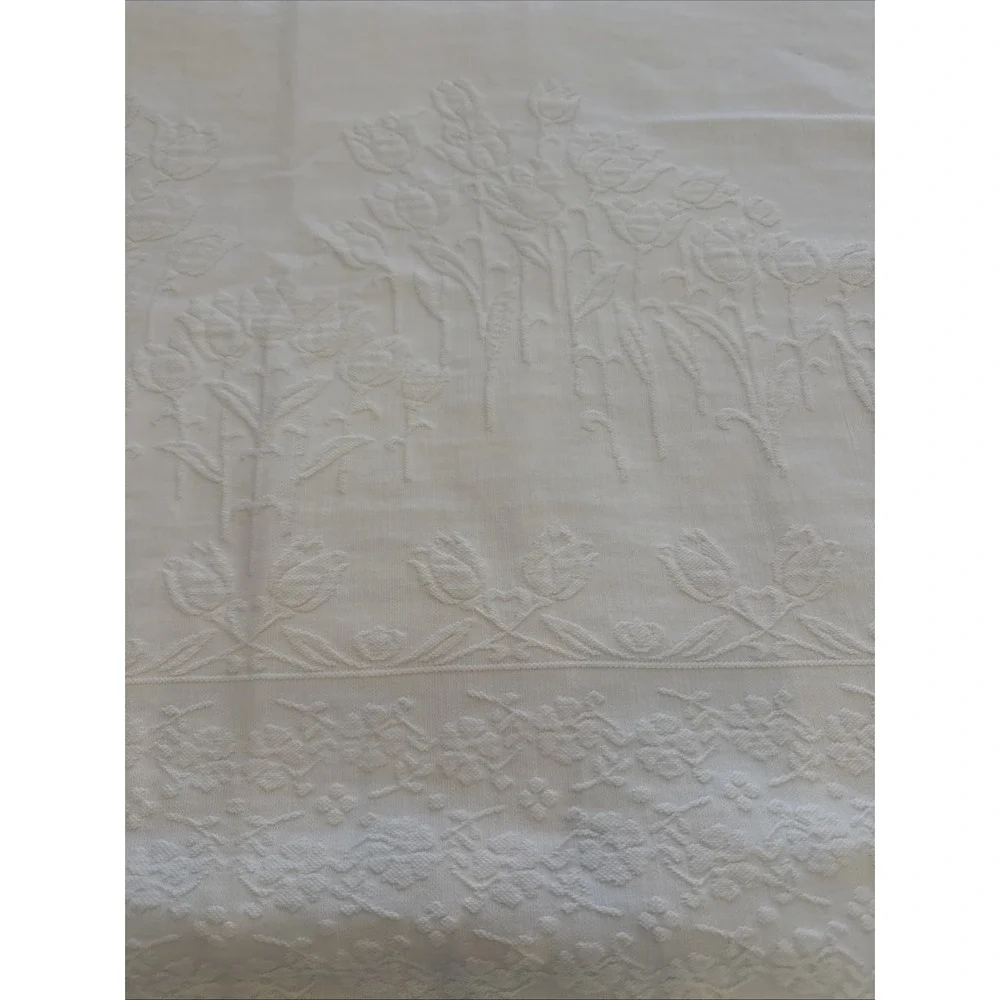 Stunning vintage Cloth tablecloth embossed With Tulips No Stains 6ft X 6ft‎